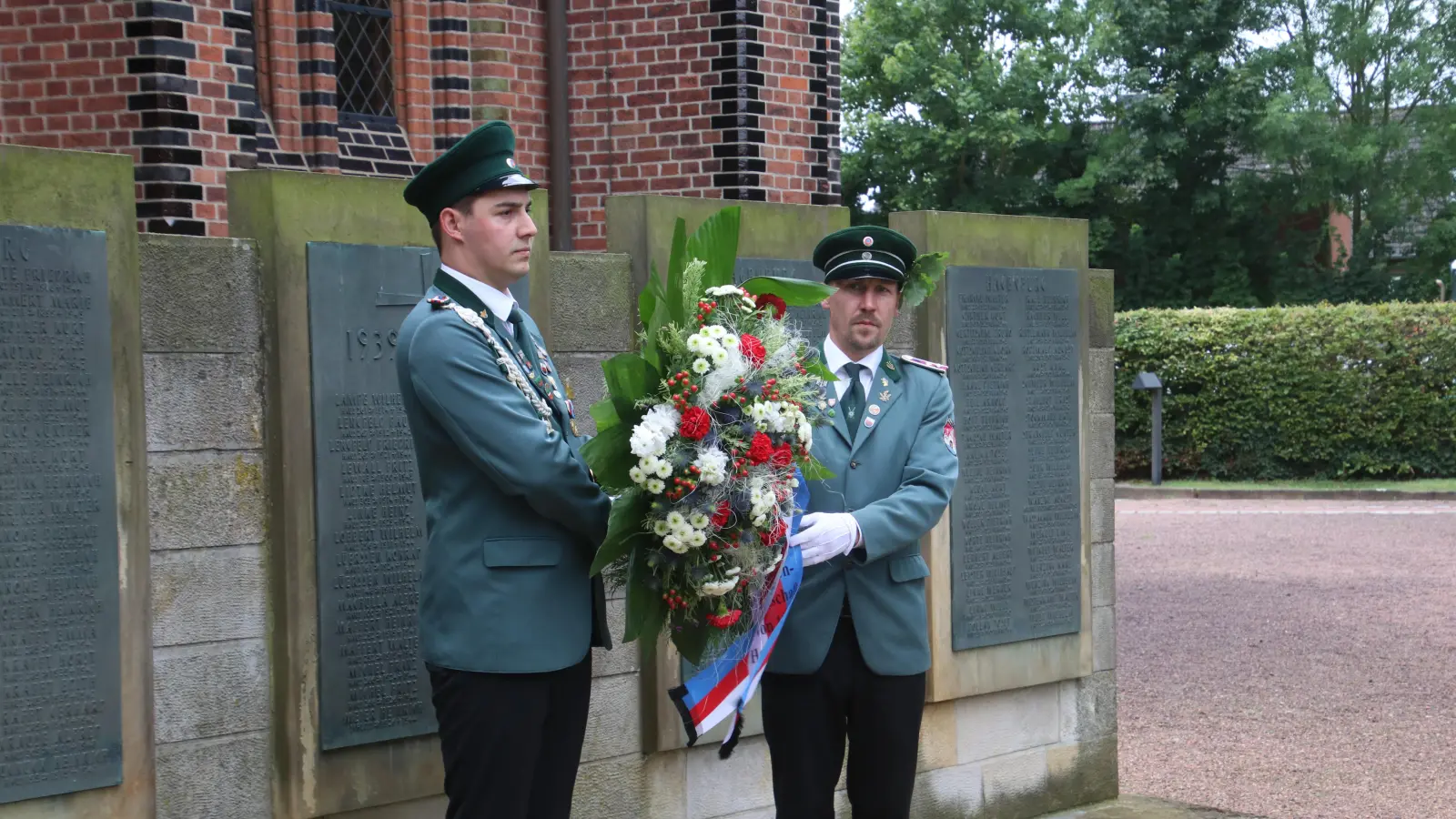 Die Zapfenstreicher legen am Ehrenmal einen Kranz nieder. (Foto: gi)