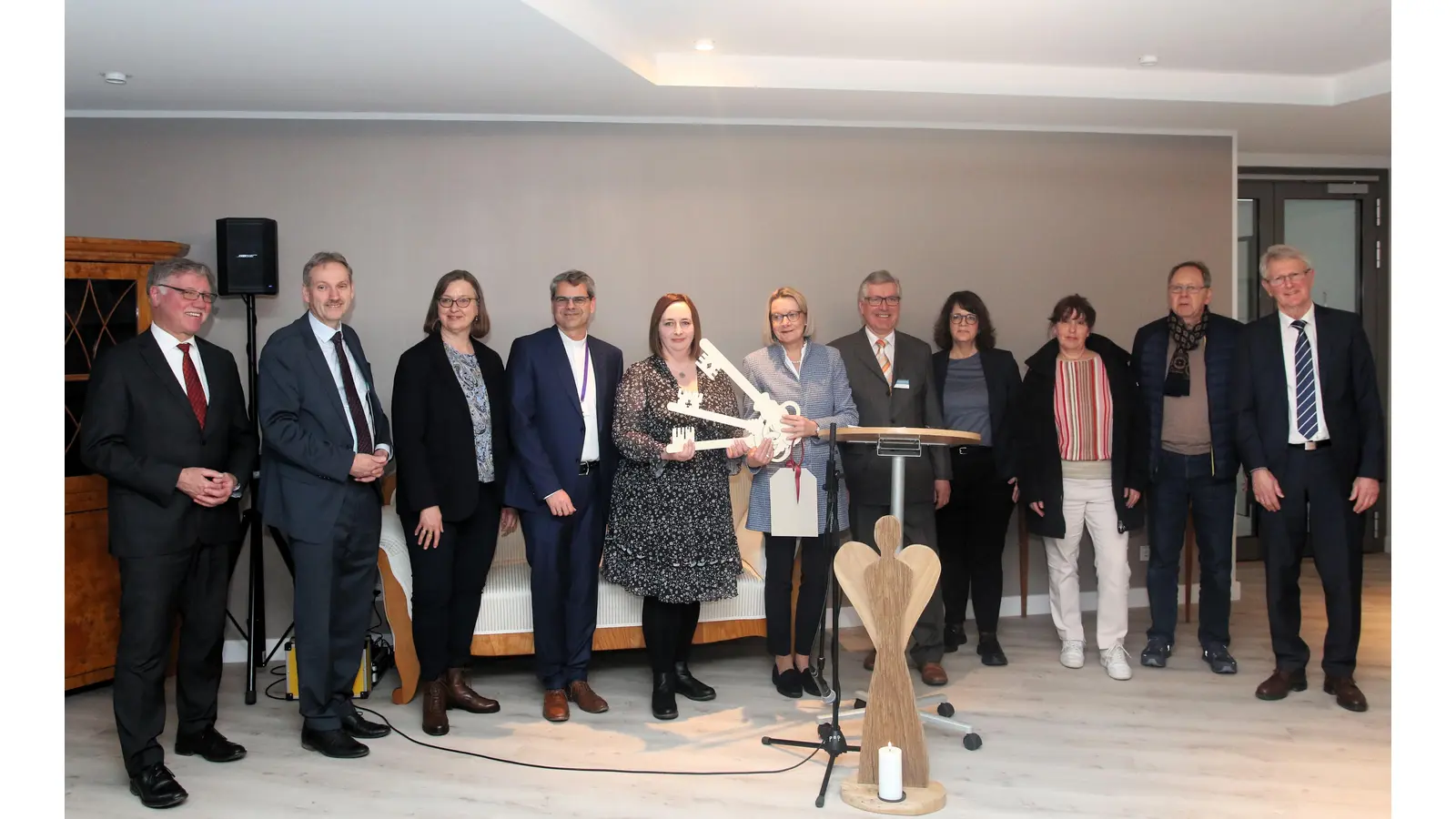 Martin Runnebaum, Klaus Heimann, Frauke Patzke, Henrike Warning (Leiterin des Hospizes), Anke Reichwald, Axel Rinne, Architektin Katja Lohr-Tiltmann, Tanja Meyer, Peter Köhler und Bernd Hellmann bei der symbolischen Schlüsselübergabe. (Foto: bb)