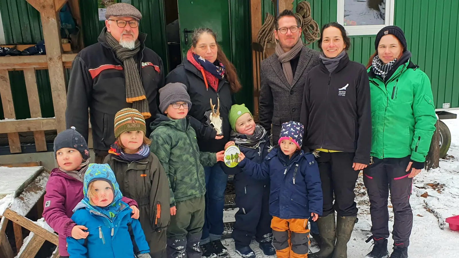 Ilona Jentschke von der Deutschen Wildtierstiftung überreicht die Patenschafts-Plakette.  (Foto: privat)