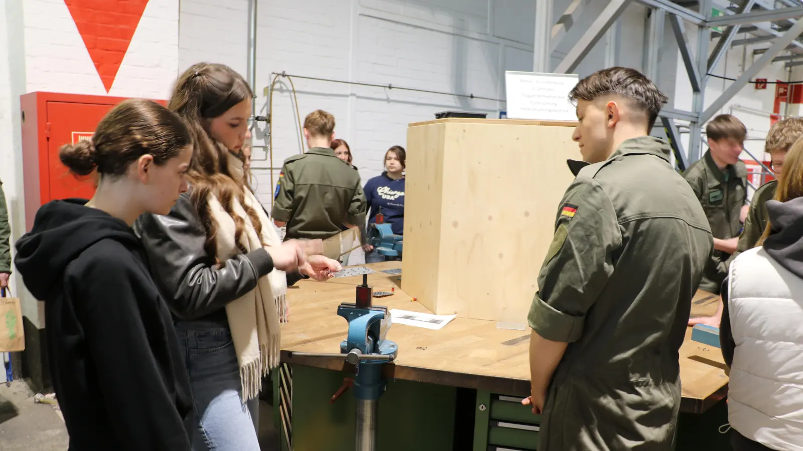 Wie Aluminiumteile verbunden werden, zeigte ein Auszubildender zwei Schülerinnen.  (Foto: gi)