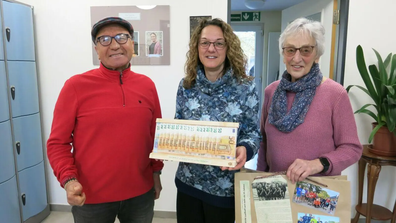 Bei der Spendenübergabe (v.li.): Ali Osman Celebi, Sabrina Koster und Renate Hofmann. (Foto: privat)