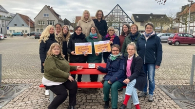 Auf dem Alten Markt: Vertreterinnen der Arbeitsgemeinschaft der Gleichstellungsbeauftragten in der Region Hannover haben eine rote Bank gegen Gewalt an Mädchen und Frauen eingeweiht. (Foto: Mascha Kirchhof)