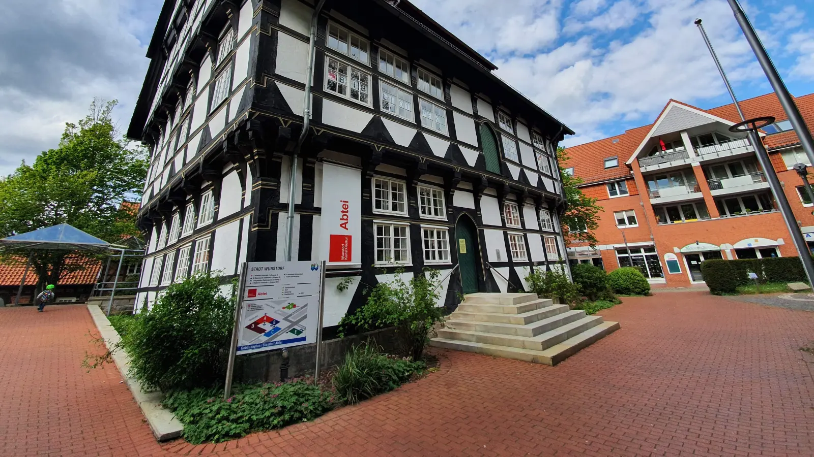 Sitz der Stadtbibliothek: Das Abteigebäude. (Foto: tau)