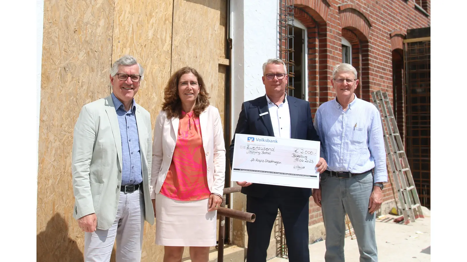 Axel Rinne, Vorsitzender der Stiftung Krankenhaus Bethel, Anja Bracht, Vorstand Volksbank in Schaumburg und Nienburg,, Alexander Zuschlag, Volksbank-Regionalleiter und Projektberater Bernd Hellmann bei der Übergabe des Spendenschecks für das Hospiz. (Foto: Borchers, Bastian)