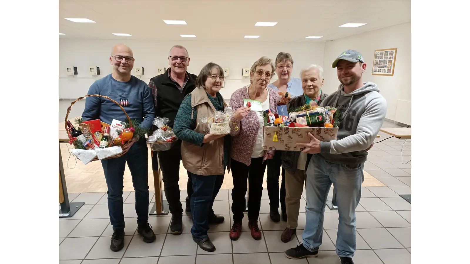 Kai Parno (v. li.), Thomas Dreßler, Angelika Stadie, Angelika Bartling, Heike Kachel, Brigitte Wehrhahn und Andreas Reich bei der Preisübergabe während der Weihnachtsfeier des Deister Schützen Corps.  (Foto: Wilfried Mundt)