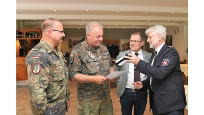 Michael Wasser (2. v. li.) ist der neue Heringskönig, Heiko Tadge (li.) und Ingo Bölling vom Heringskomitee sowie Kommissariatsleiter Michael Panitz gratulieren. (Foto: Borchers, Bastian)