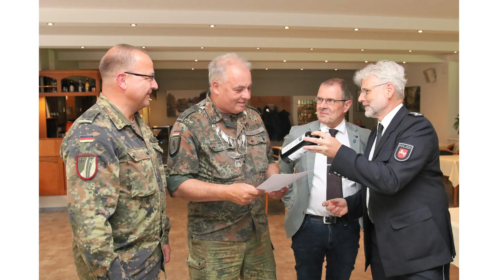 Michael Wasser (2. v. li.) ist der neue Heringskönig, Heiko Tadge (li.) und Ingo Bölling vom Heringskomitee sowie Kommissariatsleiter Michael Panitz gratulieren. (Foto: Borchers, Bastian)