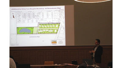 Björn Sassenberg, Fachgebietsleitung Planen und Bauen, erläutert die nächsten schritte für das Baugebiet an der Rintelner Straße, wo ein Vorhabenträger mit flächensparender Bebauung Wohnraum schaffen will. (Foto: nh)