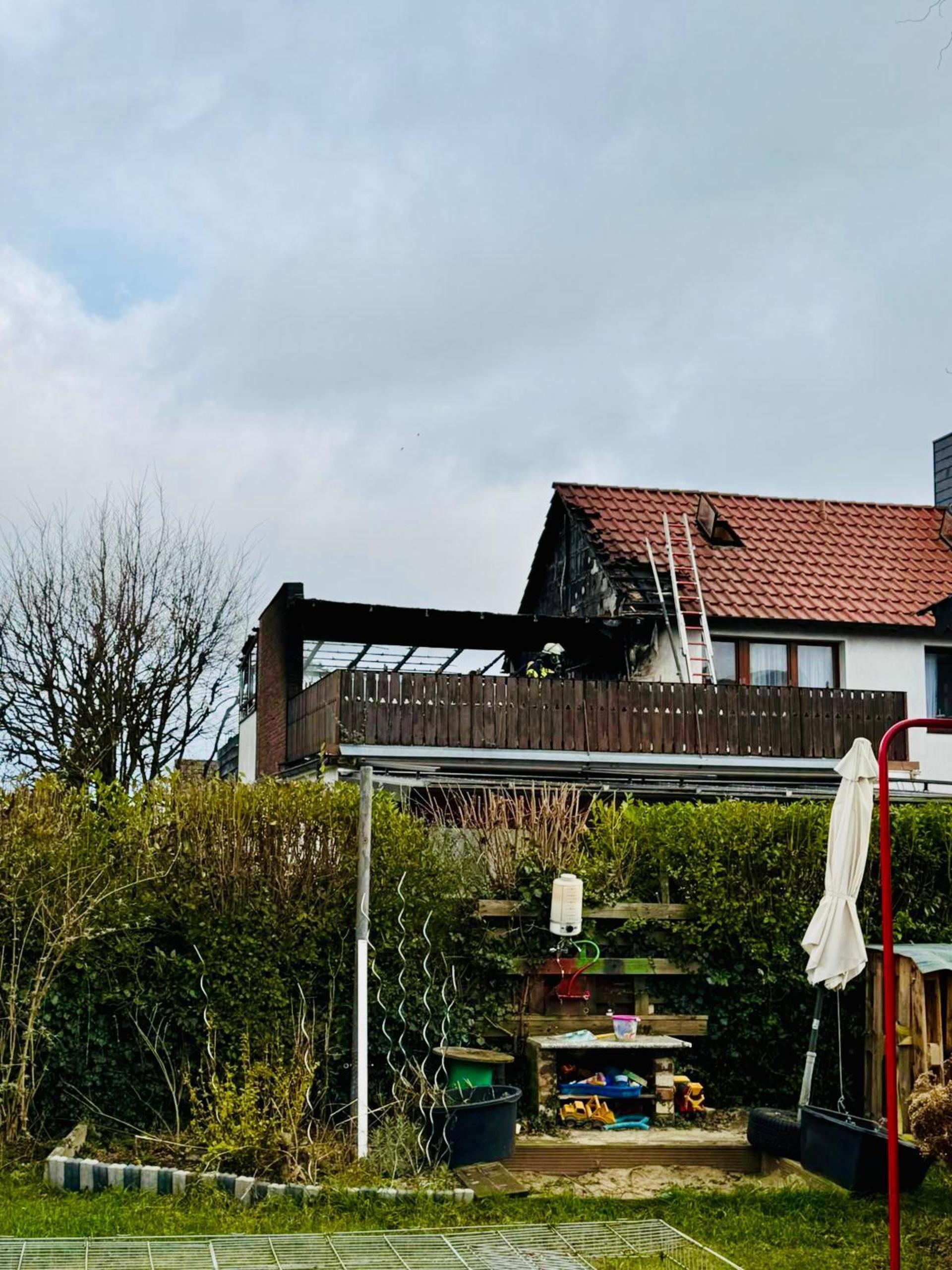 Am Einsatzort: Ein Anbau ist in Brand geraten. (Foto: Feuerwehr)