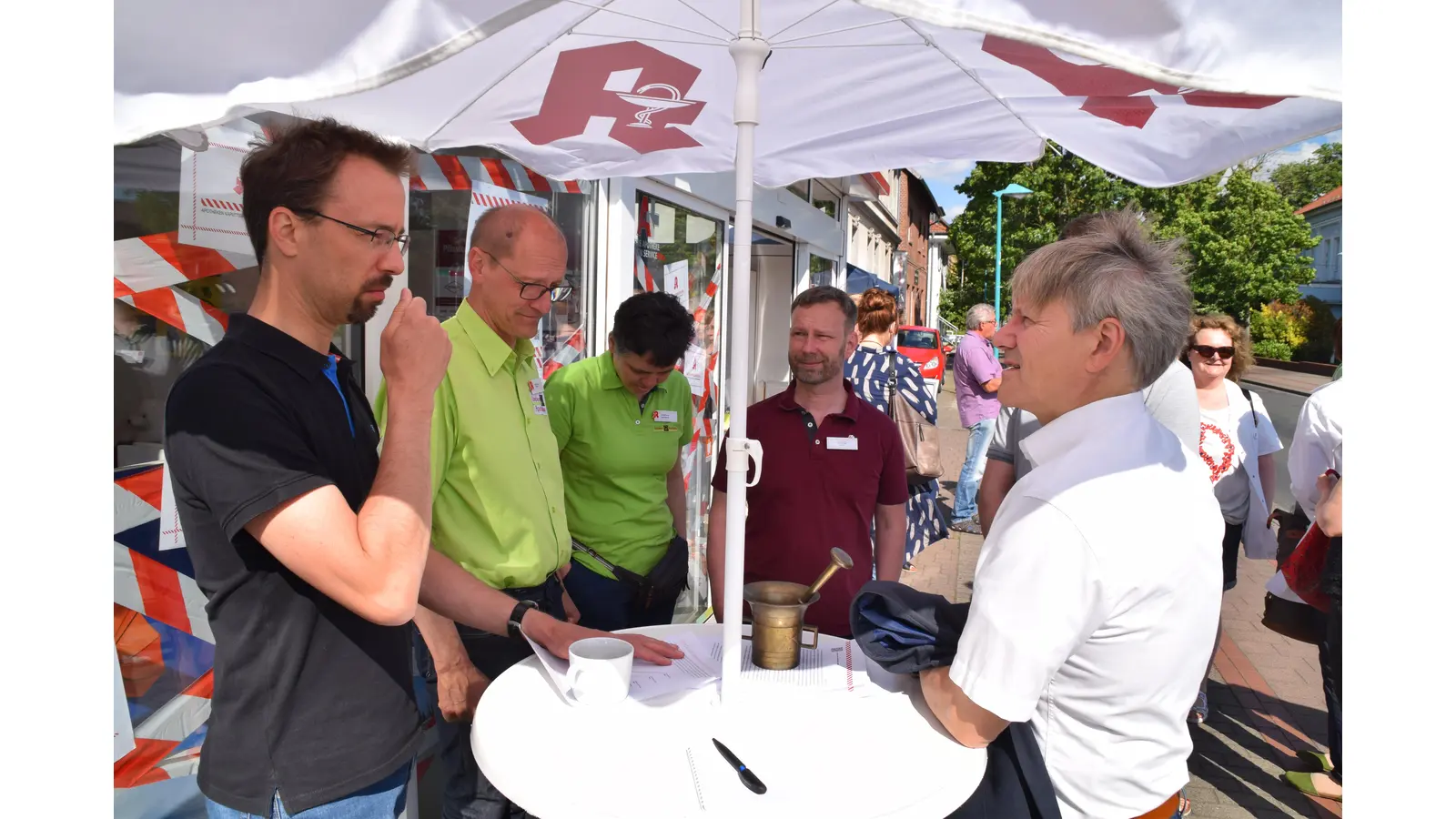 Cornelius Padberg, Rehrener Apotheke, im Gespräch mit Bürgermeister Oliver Theiß (Foto: ab)