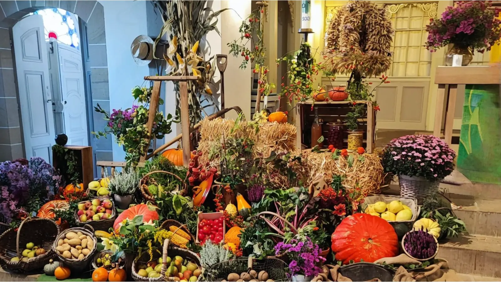 St. Godehardi-Kirche prachtvoll mit Erntegaben geschmückt. (Foto: privat)