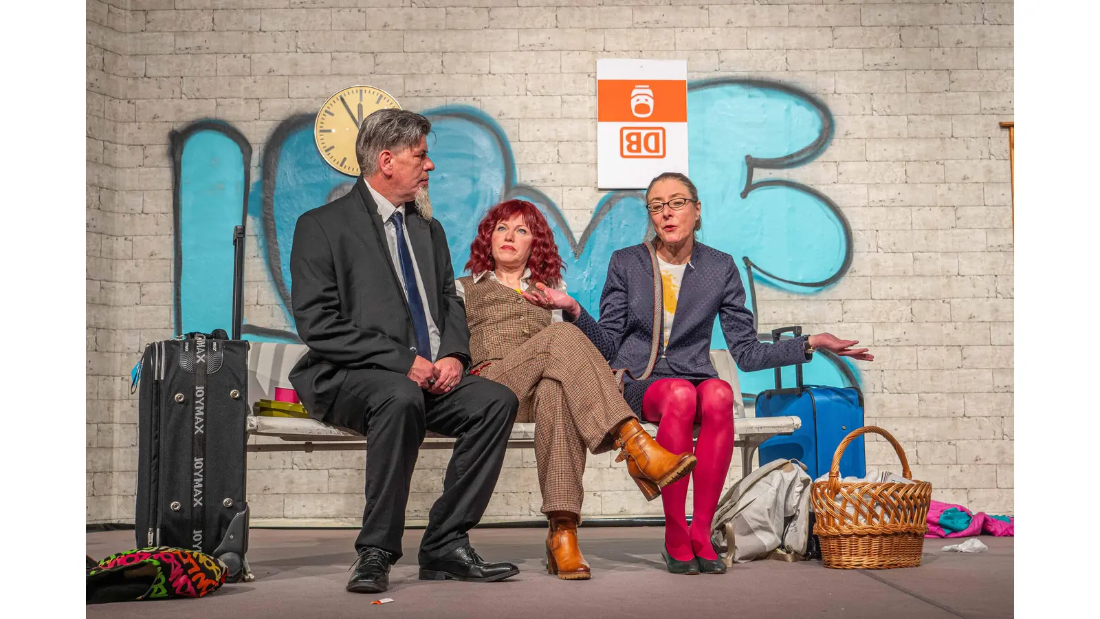 Spielen ihre Rollen gut, „Verschwörungstheoretiker” (Ulrich Lange), „Motivations-Trainerin” (Eva Chabinskaja) und „Business-Frau” (Kathrin Symens) (Foto: wk)