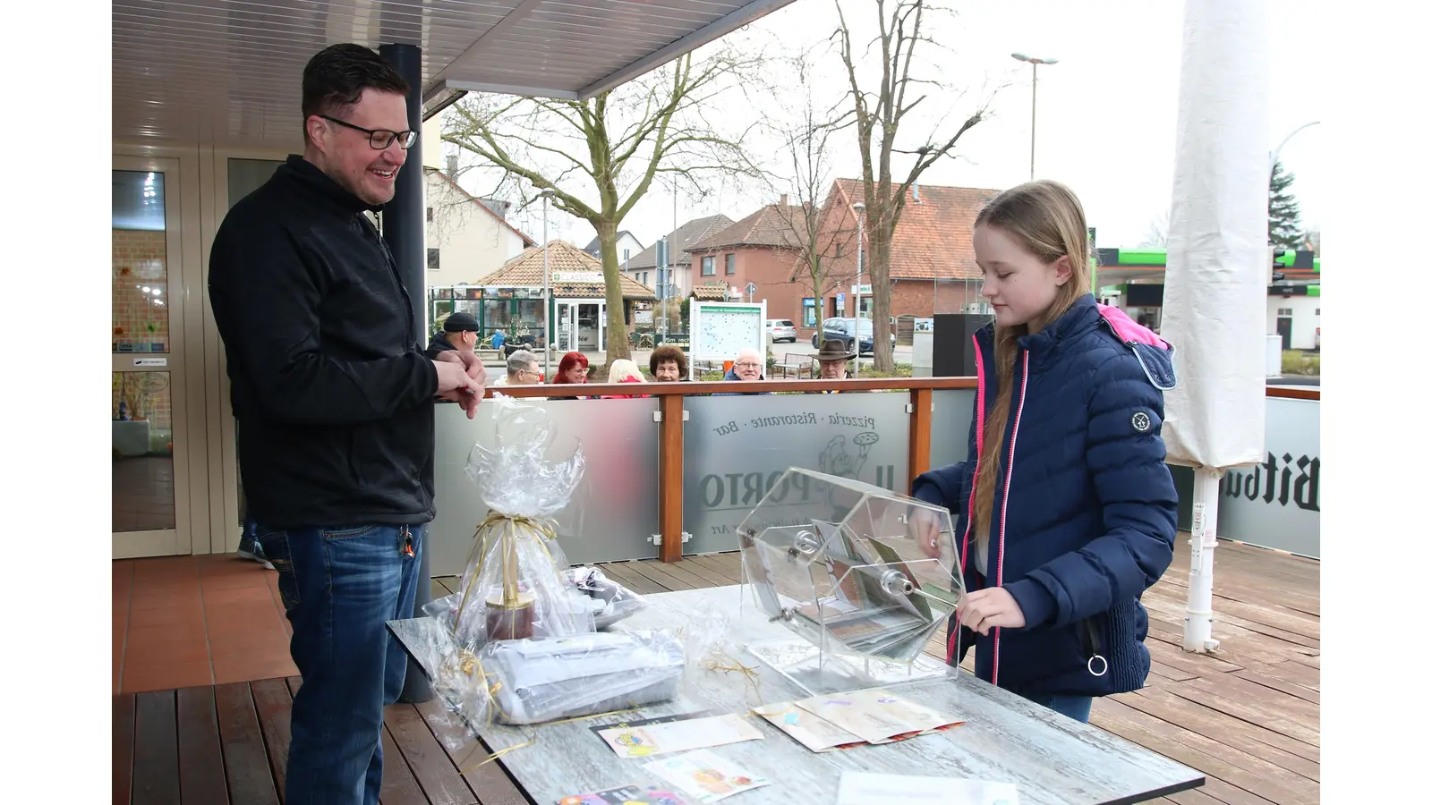 Benjamin Dageför vom HGV-Vorstandsteam und „Glücksfee“ Lia (12) bei der Verlosung der Preise des Ostergewinnspiels.<br><br><br><br><br><br> (Foto: Borchers, Bastian)