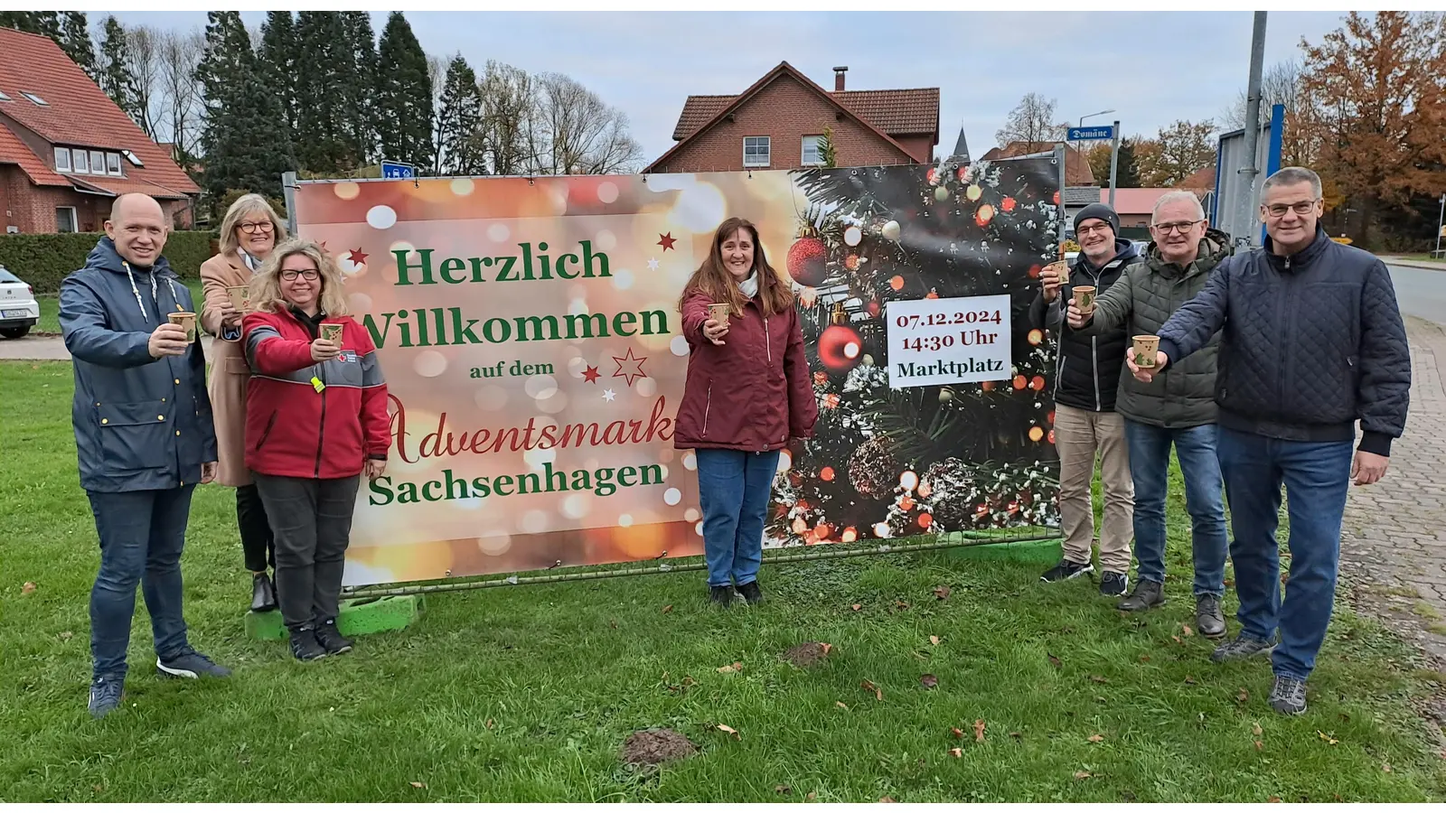 Bürgermeister Ralf Hantke hängt mit einigen beteiligten Vereinen das Info-Plakat auf. (Foto: privat)