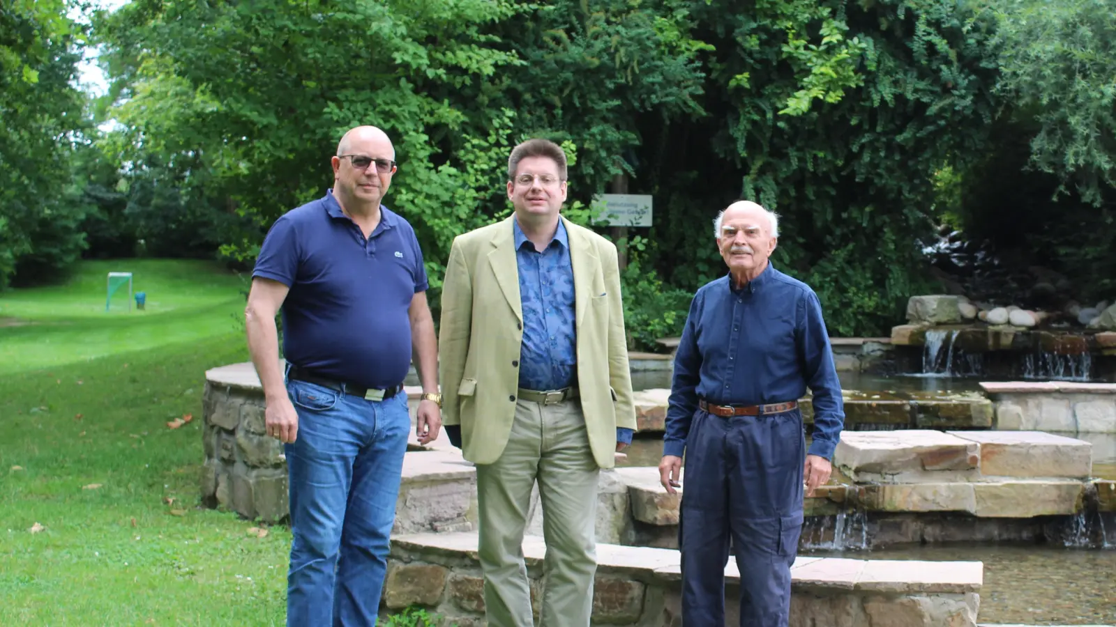 Haben im Naturerlebnisbad getagt (v.li.): Kassenwart Ulrich Grunert, Vorsitzender Sascha Zastrow und der stellvertretende Vorsitzende Dieter Matzke. (Foto: wb)