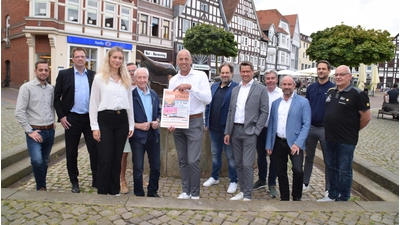 Torsten Richter (mit Plakat), Aussteller und Sponsoren laden zur Autoschau 2024 ein. (Foto: ab)