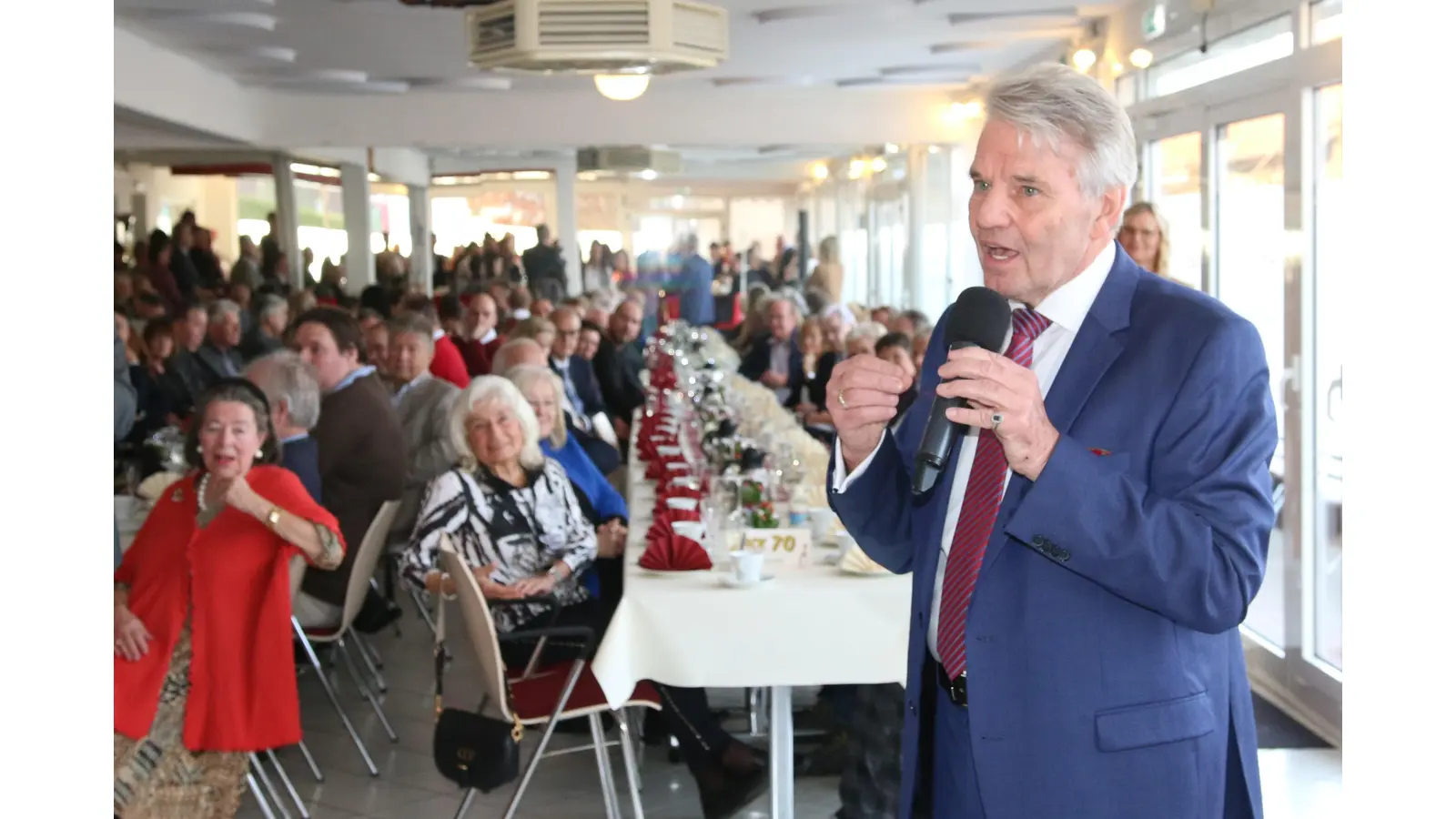 Dieter Kindermann, Präsident des ICH, dankt den rund 300 Geburtstagsgästen für die Unterstützung seines ehrenamtlichen Engagements. (Foto: Borchers, Bastian)