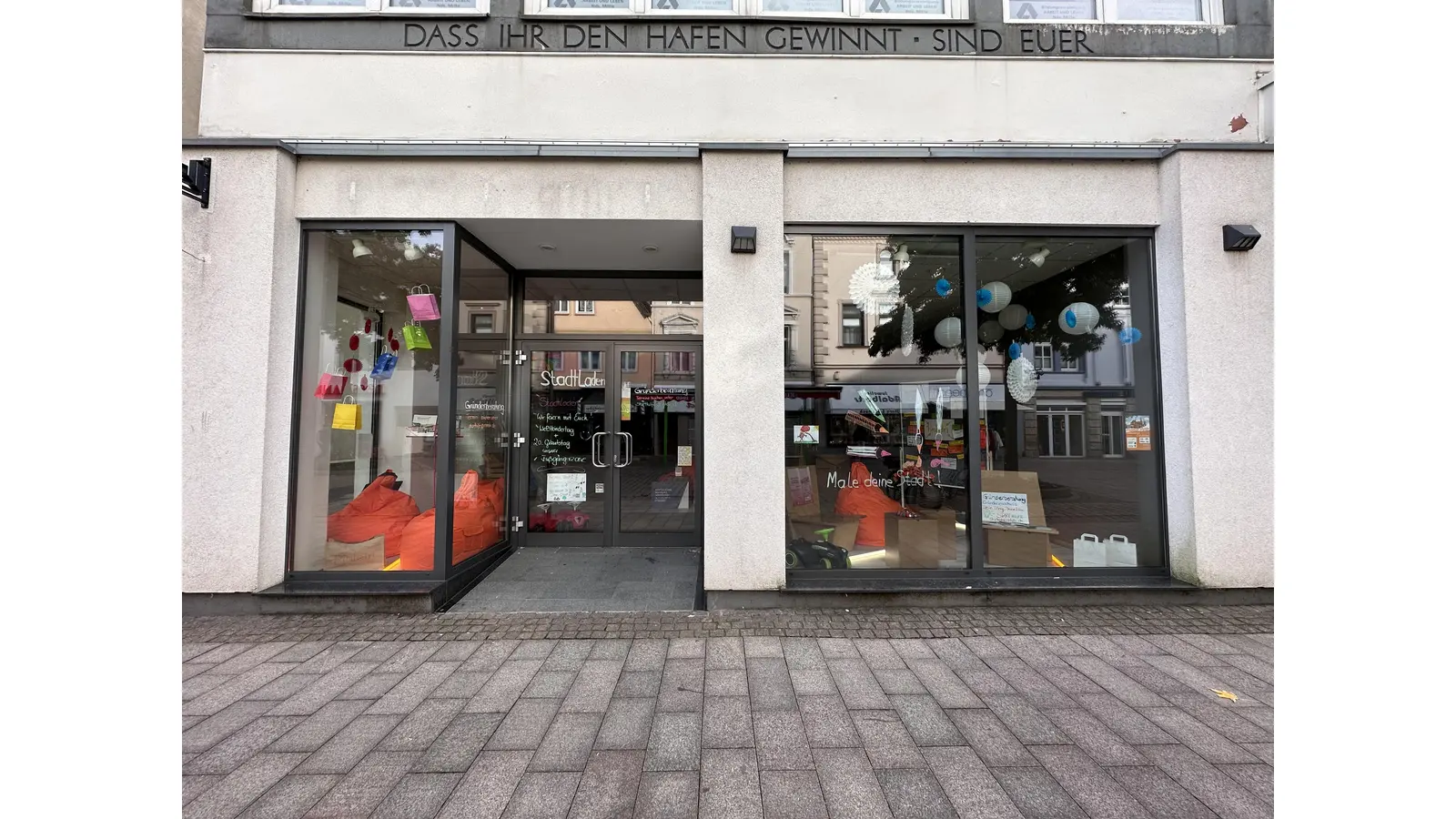 Sieben Künstlerinnnen stellen ihre Werke im StadtLaden aus. (Foto: ste)