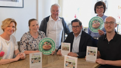 Zum Start der Aktion trafen sich Jennifer Mohme-Xhata von der Hof-Apotheke,  Annika Fauth vom Stadtmarketing, Innitiator Moreno Ciotti , Bürgermeister Axel Wohlgemuth, Astrid Herbst-Wagner von der Tourist-Information und Peter Schmitz vom Cafe Augusta. (Foto: nd)