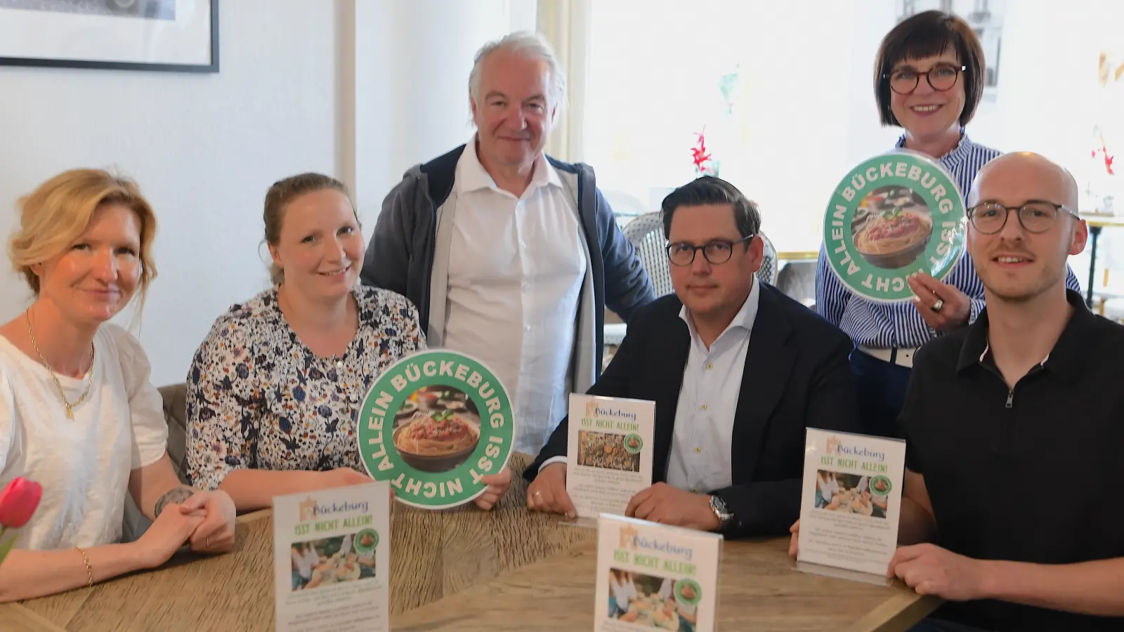 Zum Start der Aktion trafen sich Jennifer Mohme-Xhata von der Hof-Apotheke,  Annika Fauth vom Stadtmarketing, Innitiator Moreno Ciotti , Bürgermeister Axel Wohlgemuth, Astrid Herbst-Wagner von der Tourist-Information und Peter Schmitz vom Cafe Augusta. (Foto: nd)