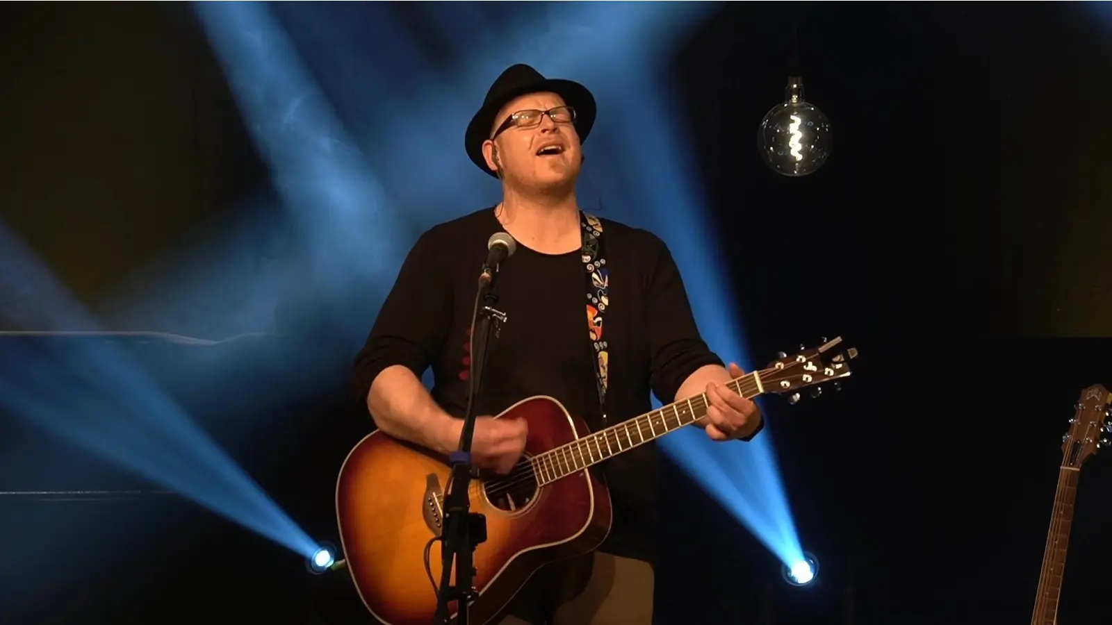 Der Singer-Songwriter „STEV“ Steven Laurich wirkt beim Konzert des Männerchores in Seggebruch mit. (Foto: privat)