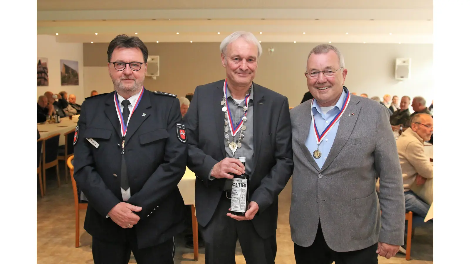 Jörg Stuchlik (v. li.) landet beim Gästeschießen des Polizei Stadthagen auf Rang drei, Eckhard Dittrich holt Platz eins, Bernd Koller wird Zweiter. (Foto: Borchers, Bastian)