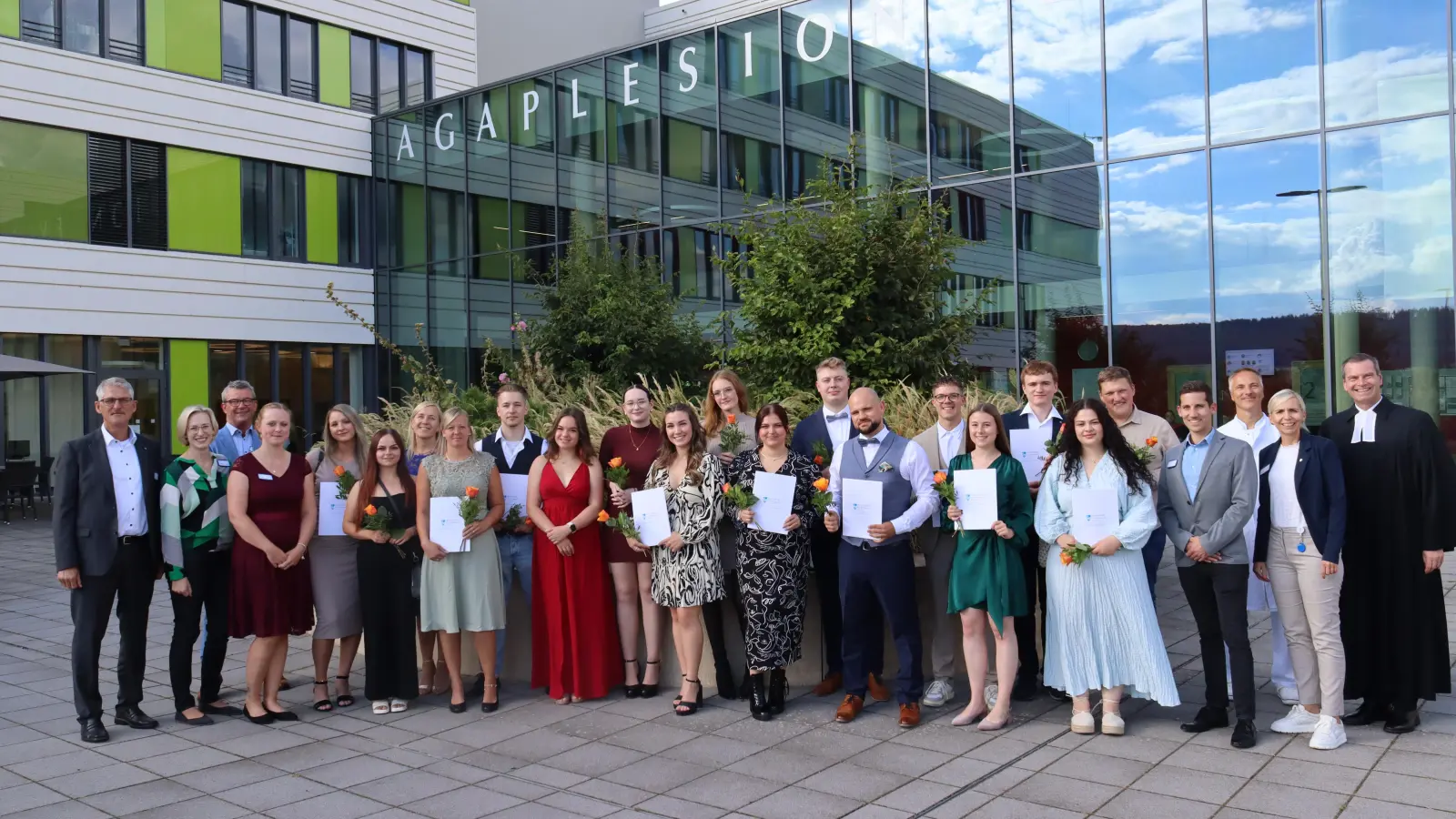 14 frisch examinierte Pflegefachfrauen und -männer haben erfolgreich ihre Ausbildung an der Berufsfachschule Pflege des Schaumburger Klinikums absolviert. (Foto: Agaplesion)