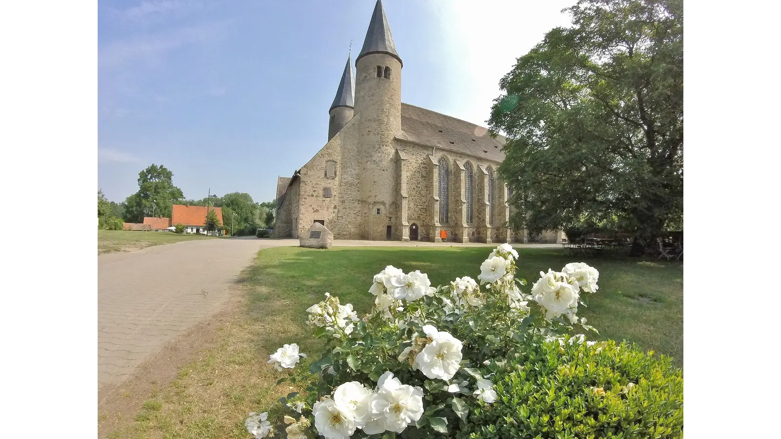 In der Klosterkirche Möllenbeck mit ihrer schönen Ahrend/Möhling-Orgel spielen Sebastian Brendel und Julian Heider beim „Rintelner Orgelsommer”.  (Foto: ste)