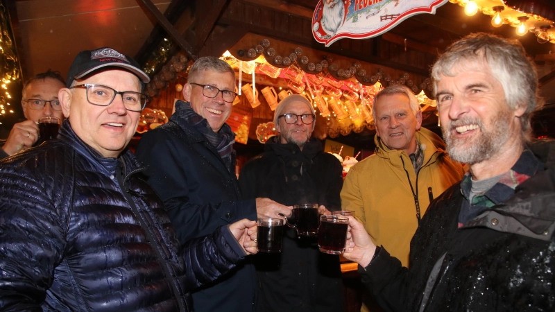 Sie stoßen mit einem Glas Glühwein auf den Weihnachtsmarkt an (v.li.): Thomas Müller, Thomas Silbermann, Carsten Piellusch, Michael Schaer, Bernd Heidorn und Thomas Gleitz.  (Foto: gi)