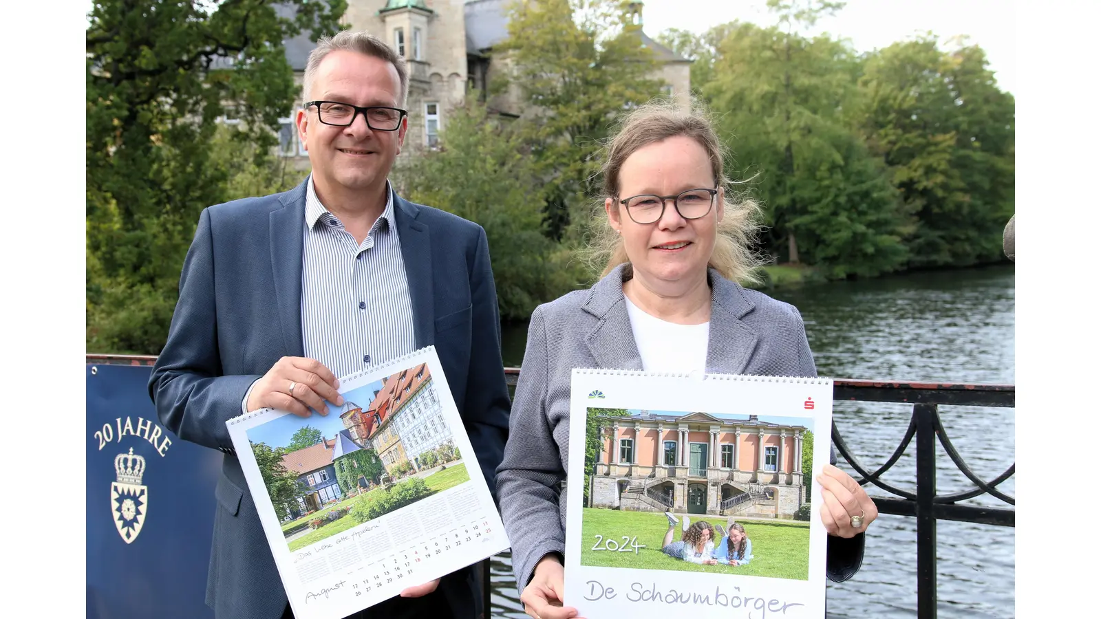 Jörg Nitsche (Sparkasse Schaumburg) und Lu Seegers (Geschäftsführerin der Schaumburger Landschaft“ stellen den Kalender „De Schaumbörger 2024“ vor.  (Foto: Borchers, Bastian)