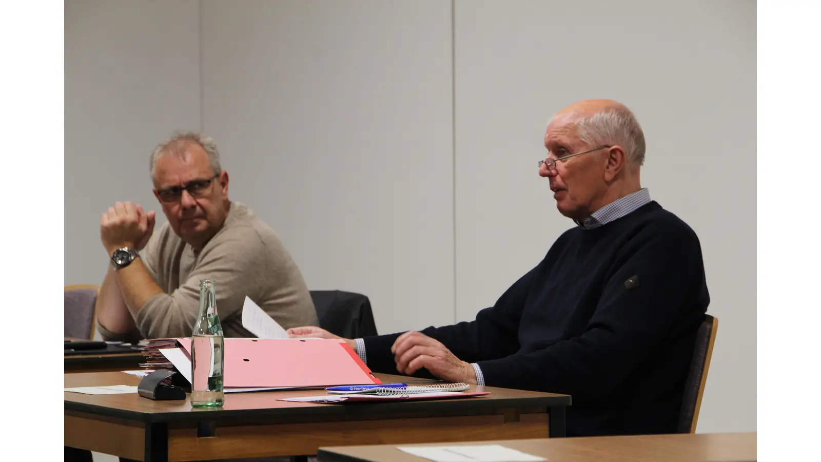 Ortsbürgermeister Hans-Georg Terner (re.) ist sich sicher: „Die Nachfrage wird so oder so gut sein”. (Foto: nh)