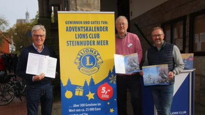 Begonnen haben die Lions mit dem Verkauf des Adventskalenders bereits zum Oldtimertag (v.li.): Hans-Georg Heinrich, Günter Klose und Stefan von Kalben.  (Foto: gi)