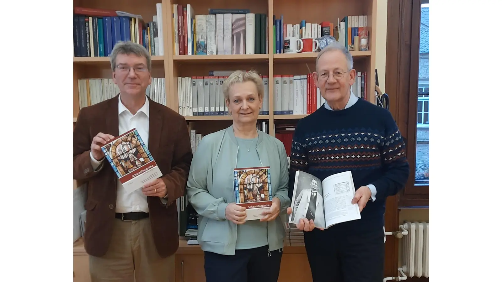 Die „Schaumburgischen Mitteilungen“ wurden von Dr. Stefan Brüdermann, Alexandra Blume und Dr. Stephan Walter im Landesarchiv vorgestellt. (Foto: privat)