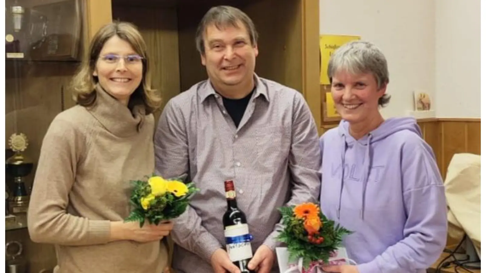 Mit Blumen und Präsenten für langjährige Vorstandsarbeit geehrt: Christiane Eggelmann, Michael Horstmeier und Cora Horstmeier. (Foto: privat)