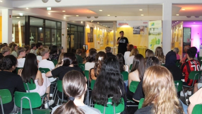 Rapper Spax im Dialog mit Schülerinnen und Schülern. (Foto: wb)