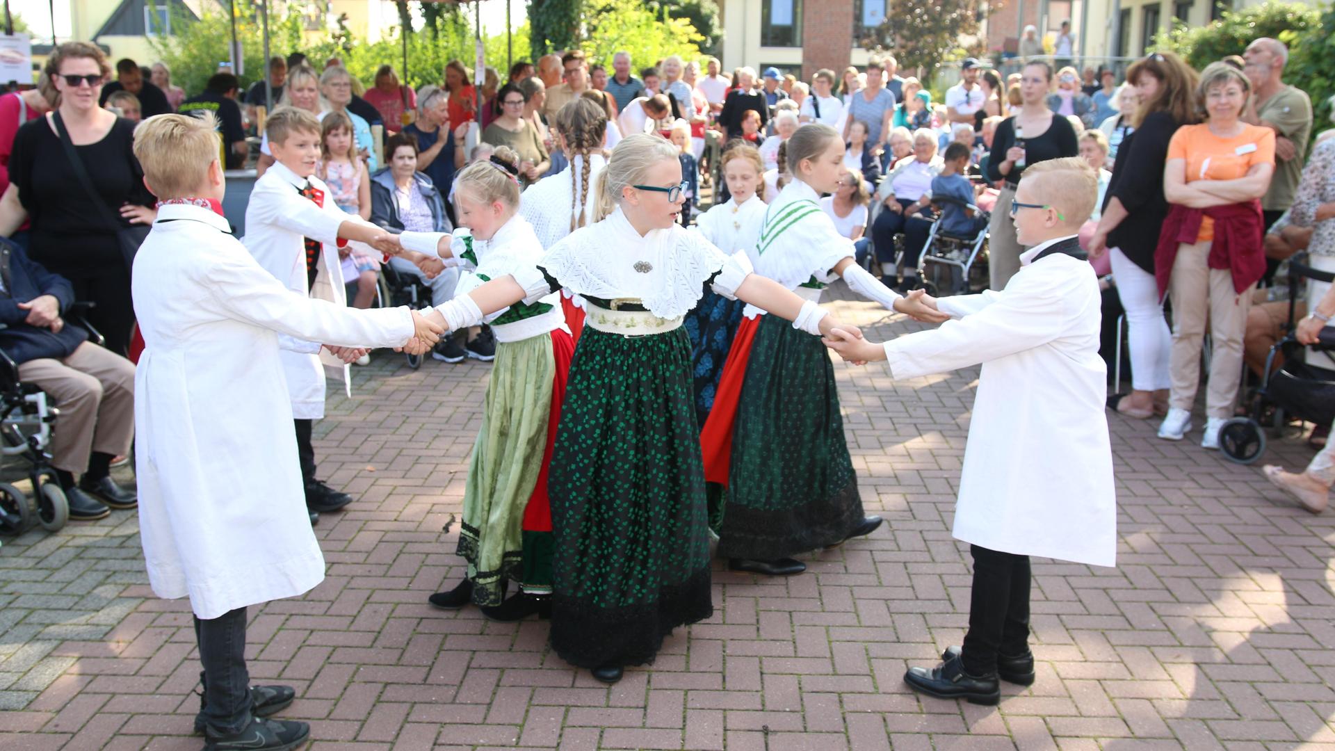 Die Kindertrachtentanzgruppe zeigt eine Reihe von Choreographien.  (Foto: bb)