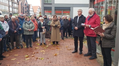 Viele Bürgerinnen und Bürger folgen den Ansprachen und dem Gebet durch Bürgermeister Carsten Piellusch (v.li.), Sprecher Andreas Varnholt und Ingrid Hanna Wettberg von der Liberalen Jüdischen Gemeinde Hannover. (Foto: gk)