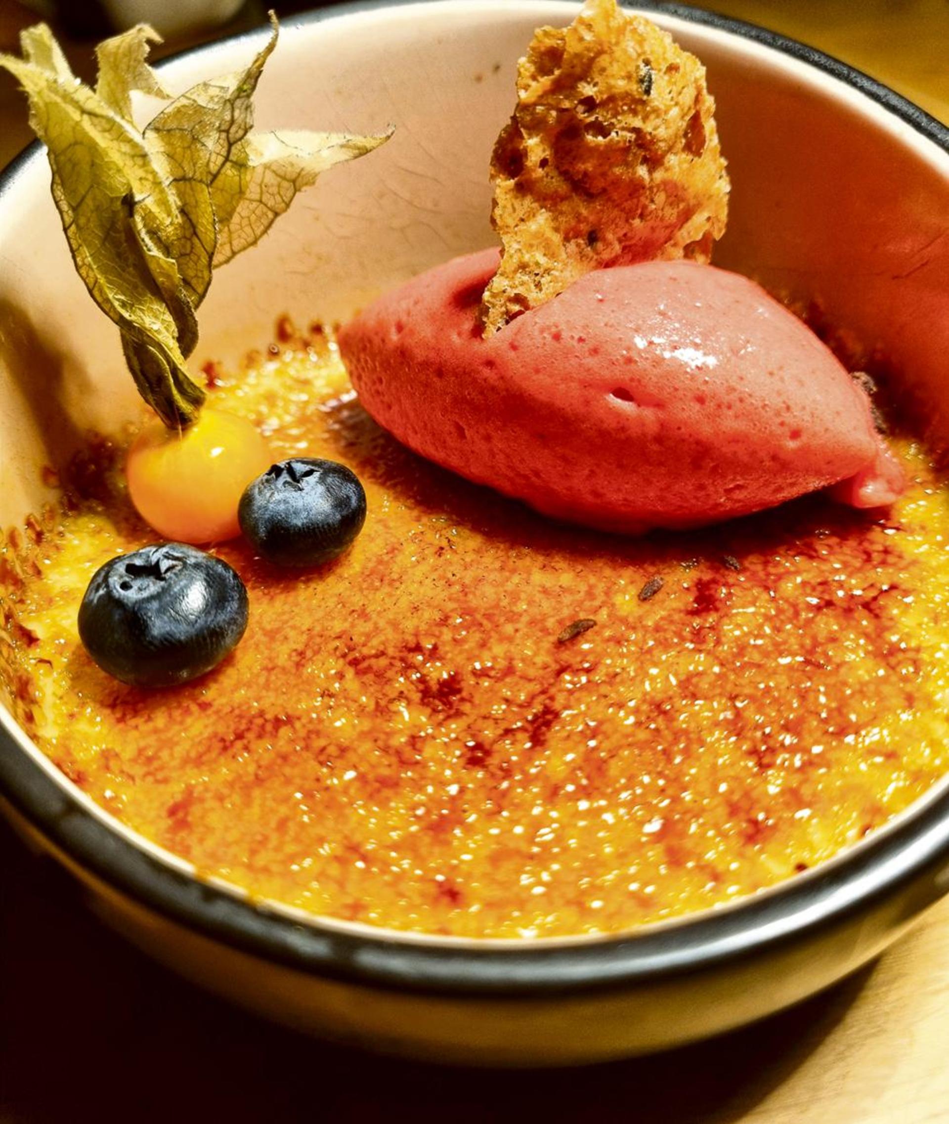 Crème Brûlée-Dessert mit Himbeersorbet. (Foto: Christian Kutschera)