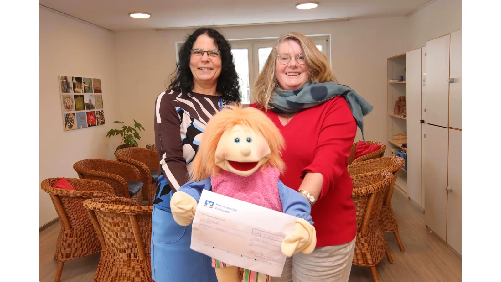 Bei der Spendenübergabe: Melanie Stoy (li.) und Janet Breier. (Foto: tau)