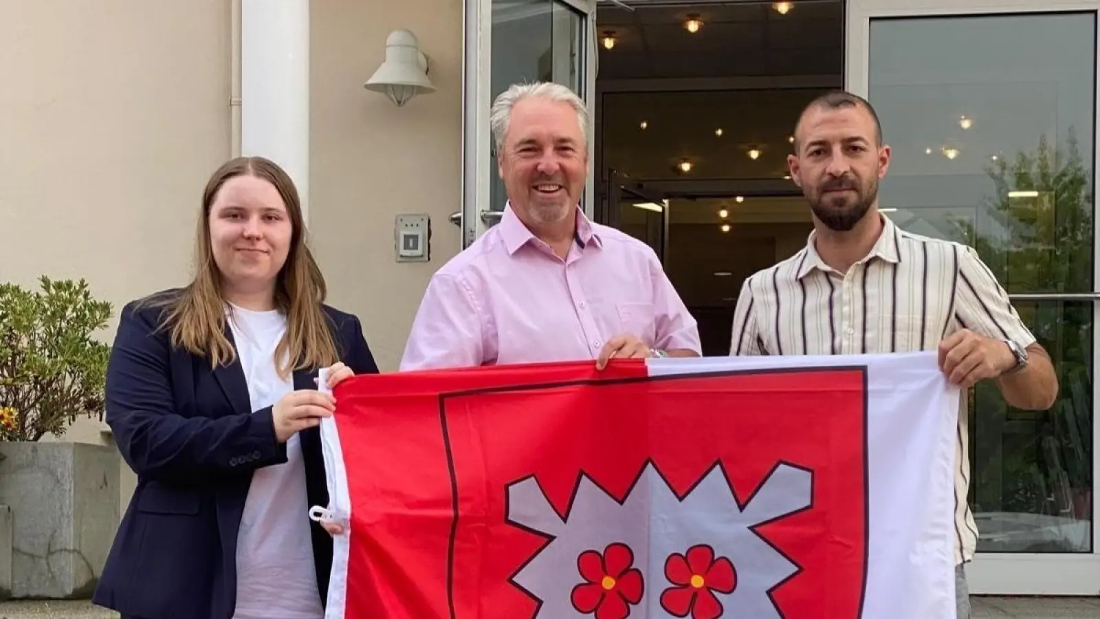 Begrüßung vor dem Rodenberger Rathaus (v. li.): Paula Hautau (Auszubildende), Samtgemeindebürgermeister Dr. Thomas Wolf und Richard Ibrahim (Auszubildender) (Foto: Samtgemeinde Rodenberg). (Foto: Samtgemeinde Rodenberg)