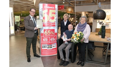 Hausleiter Christian Krückeberg (v. li.) und die Ehefrau des verstorbenen Gründers Inge Struckmann danken den Eheleuten Willi und Waltraud Liecker für den Kaufvertrag aus dem Gründungsjahr von Möbel Heinrich.  (Foto: Borchers, Bastian)