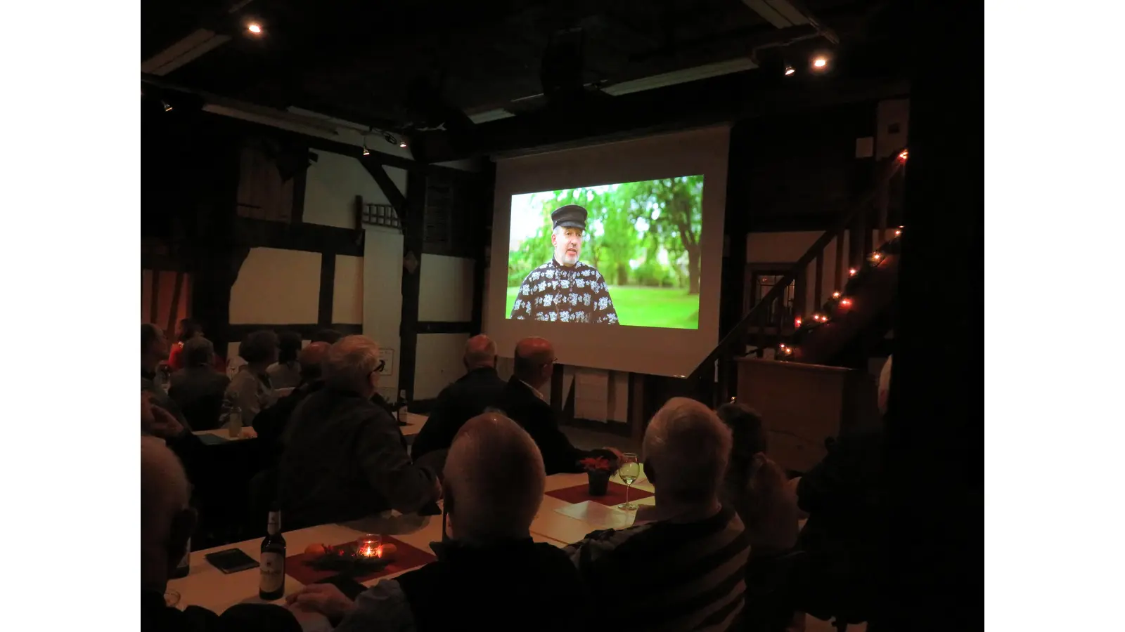 Plattdeutsch-Fans verfolgen die Filmclips, hier der Clip „Lüdersfeld”.  (Foto: Schaumburger Landschaft)