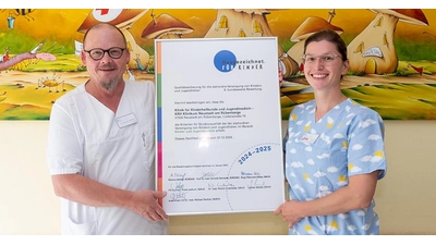 Mit dem Zertifikat: Axel Teichmann und Laura P. Rex. (Foto: KRH Klinikum Region Hannover)