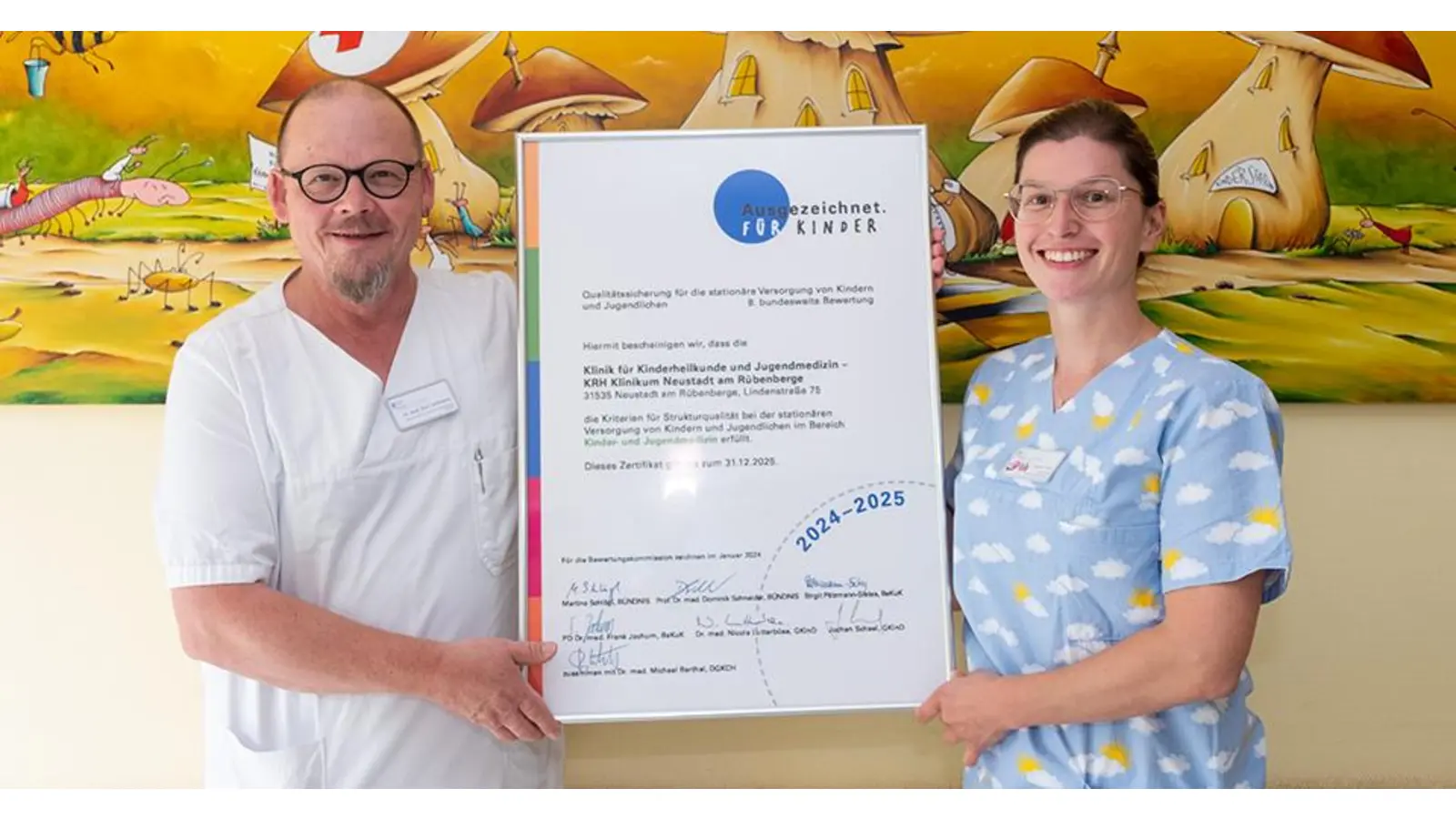 Mit dem Zertifikat: Axel Teichmann und Laura P. Rex. (Foto: KRH Klinikum Region Hannover)