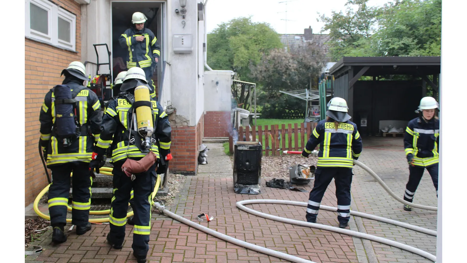 Atemschutztrupps gehen in das Gebäude. (Foto: Stadtfeuerwehr Barsinghausen)