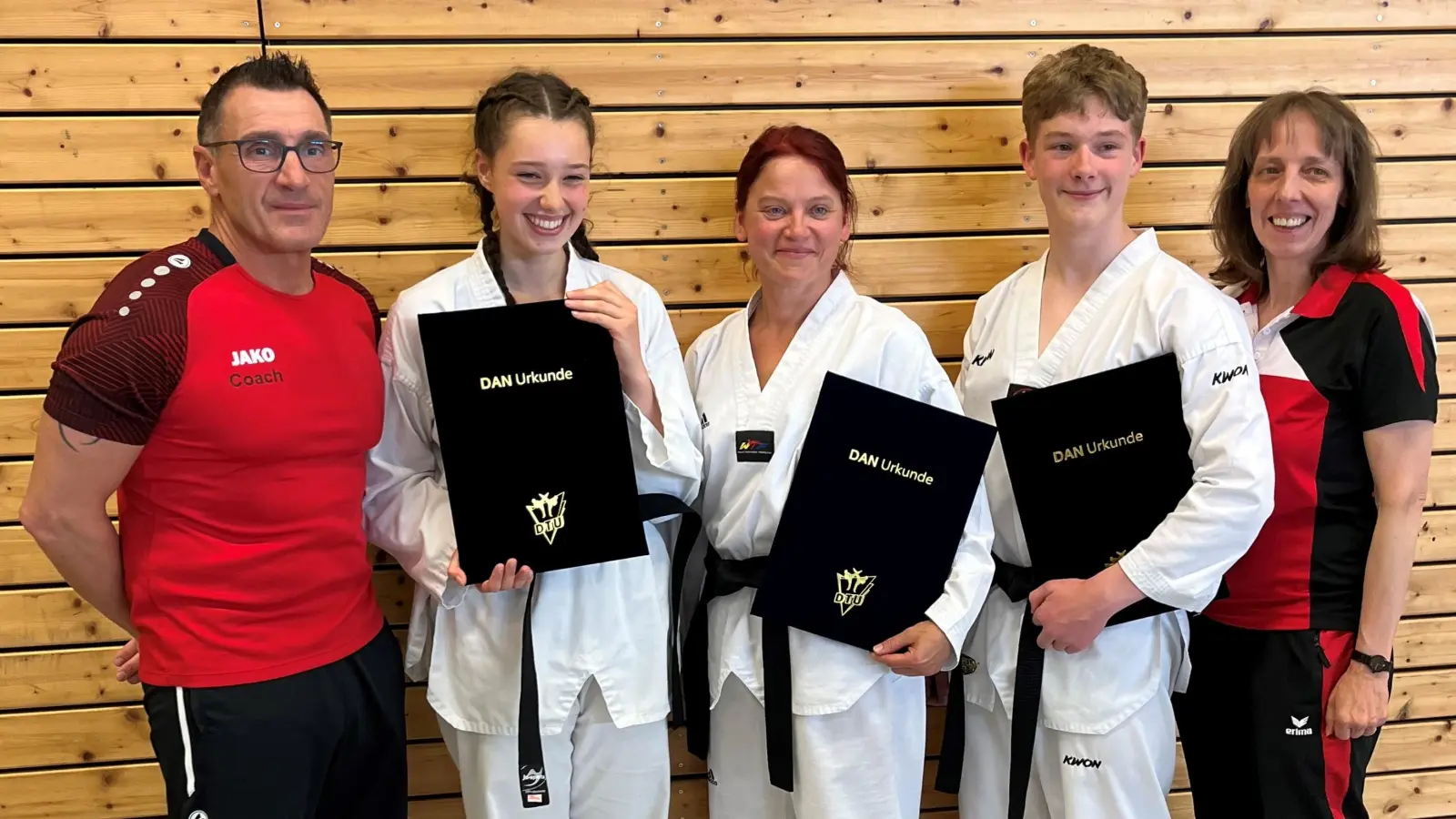 Das Trainerteam mit den glücklichen Prüflingen (v.li.): Andreas Thiel, Luisa Meyer, Hannes Krämer, Ramona Juckel und Heidi Reh. (Foto: privat)