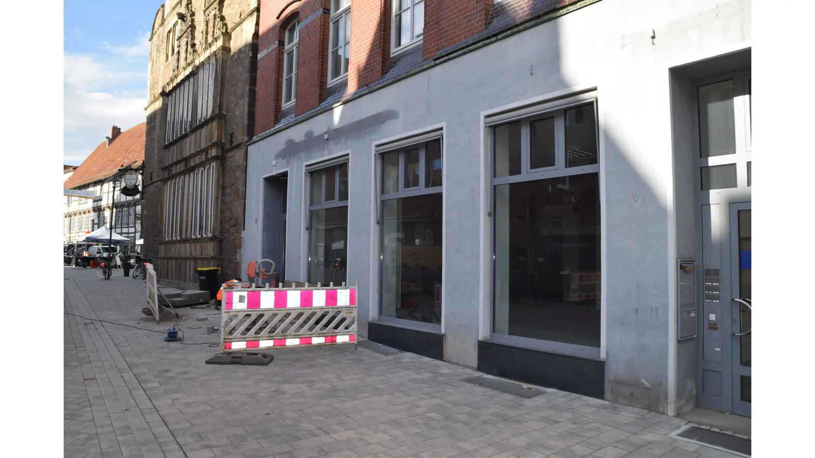 Noch eine graue Baustelle mit leeren Schaufensterscheiben. Ab Oktober wird in der ehemaligen Boutique „Die Zwei” ein Experimentierkaufhaus seine Türen öffnen.  (Foto: Borchers, Bastian)