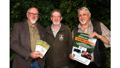 Lothar Seidel (v. li.), Hermann Platte und Rolf Parno machen auf den Start der „Schaumburger Wildwochen“ aufmerksam. (Foto: Borchers, Bastian)