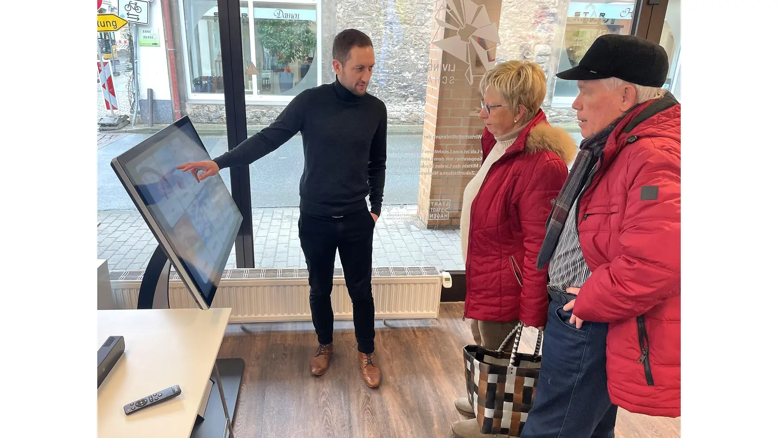 Beim Tag der offenen Tür im „Living-Care-Lab“ können die Besucher verschiedene Lösungen kennenlernen, die das Alltagsleben erleichtern und helfen, aktiv zu bleiben. (Foto: Borchers, Bastian)