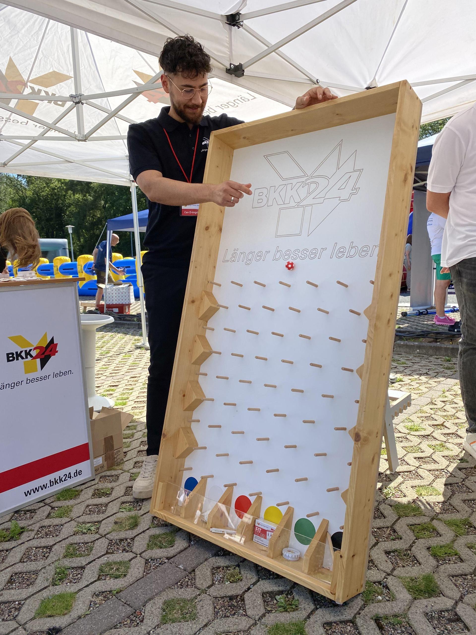 Welches Souvenir mit nach Hause durfte, entschied der Ball am „Plinkoboard“ per Zufall. Can Erdogdu erklärte, wie’s geht. (Foto: privat)